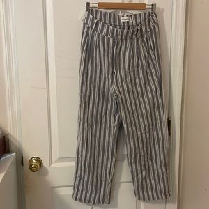 ABERCROMBIE Women’s straight fit white/blue/pink striped pants wide leg.